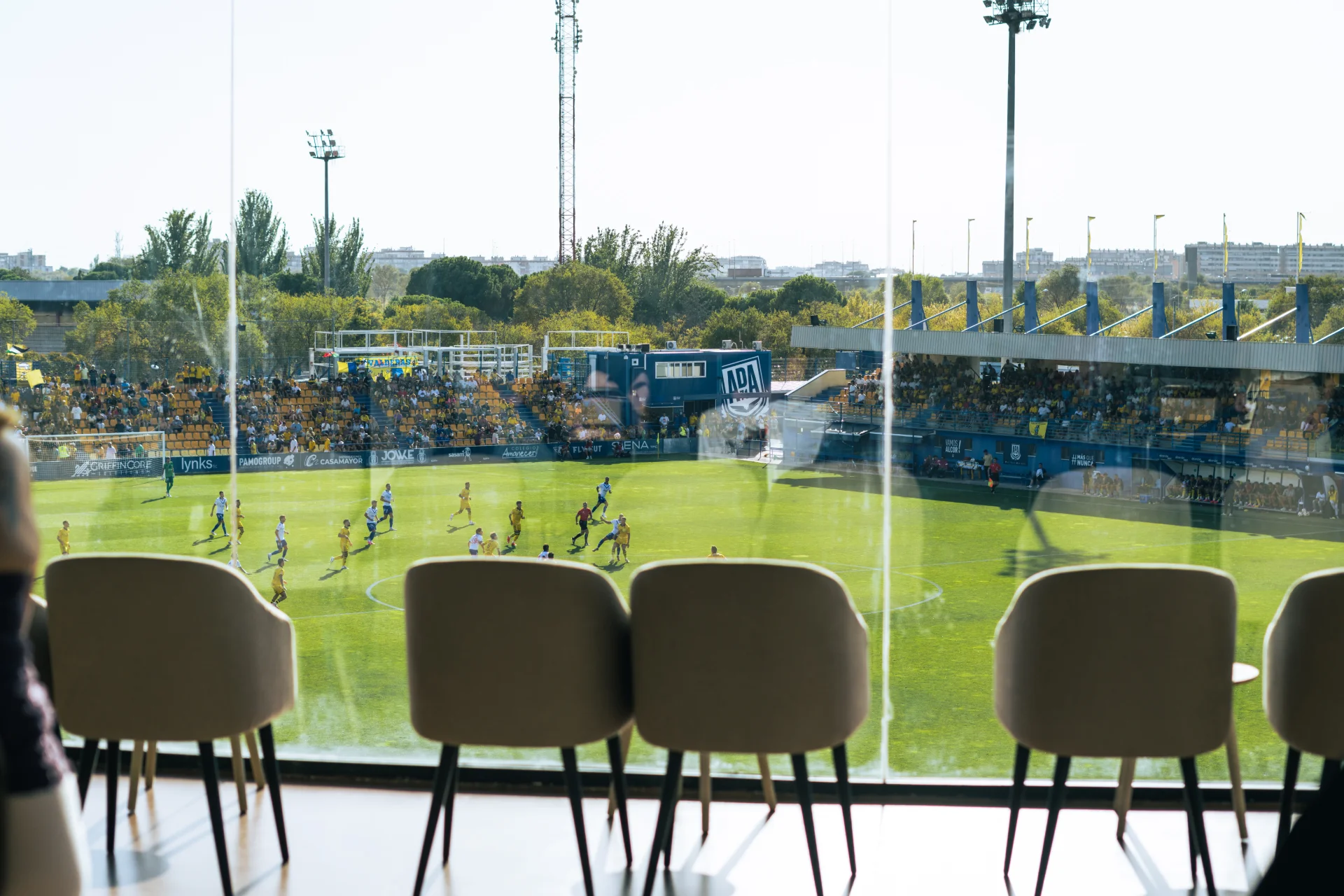Butacas de un espacio interior con vistas al terreno de juego del Estadio Santo Domingo